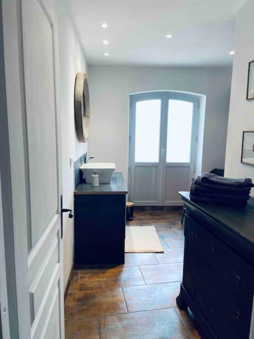 Maison Climatisee Avec Stationnement Et Wifi Bram Exterior foto
